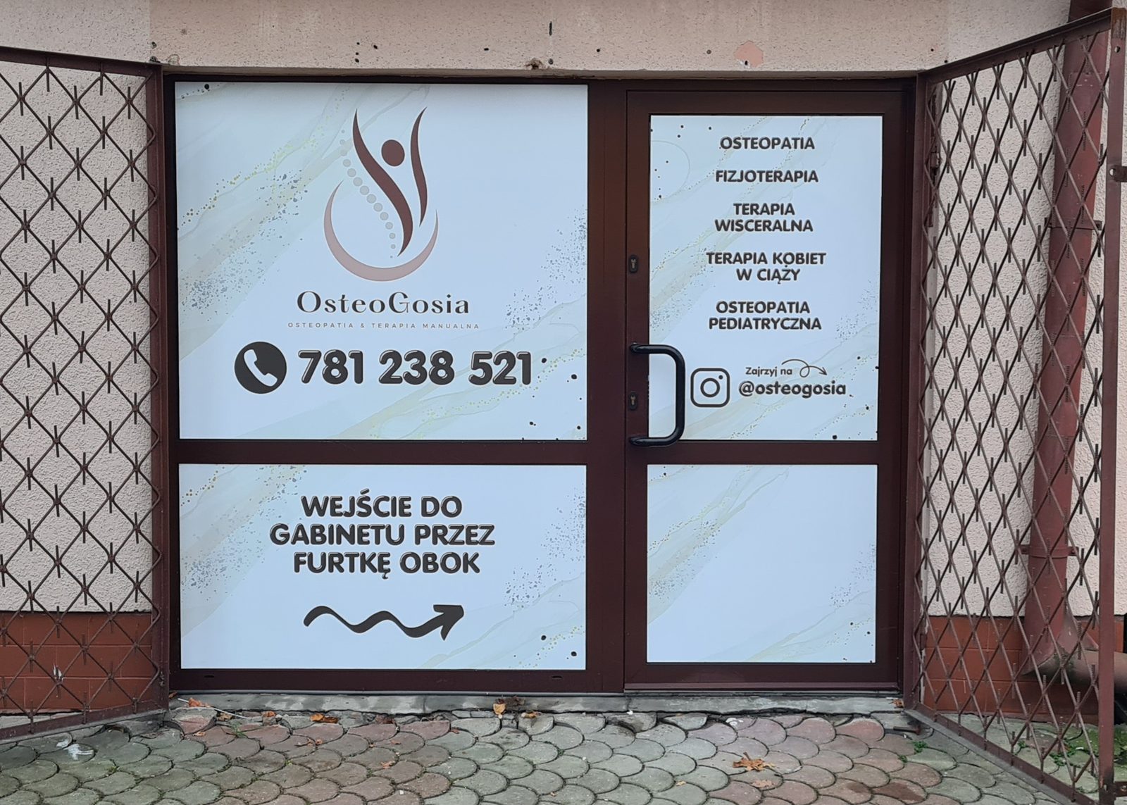 Witryna gabinetu fizjoterapii oklejona folią mrożoną