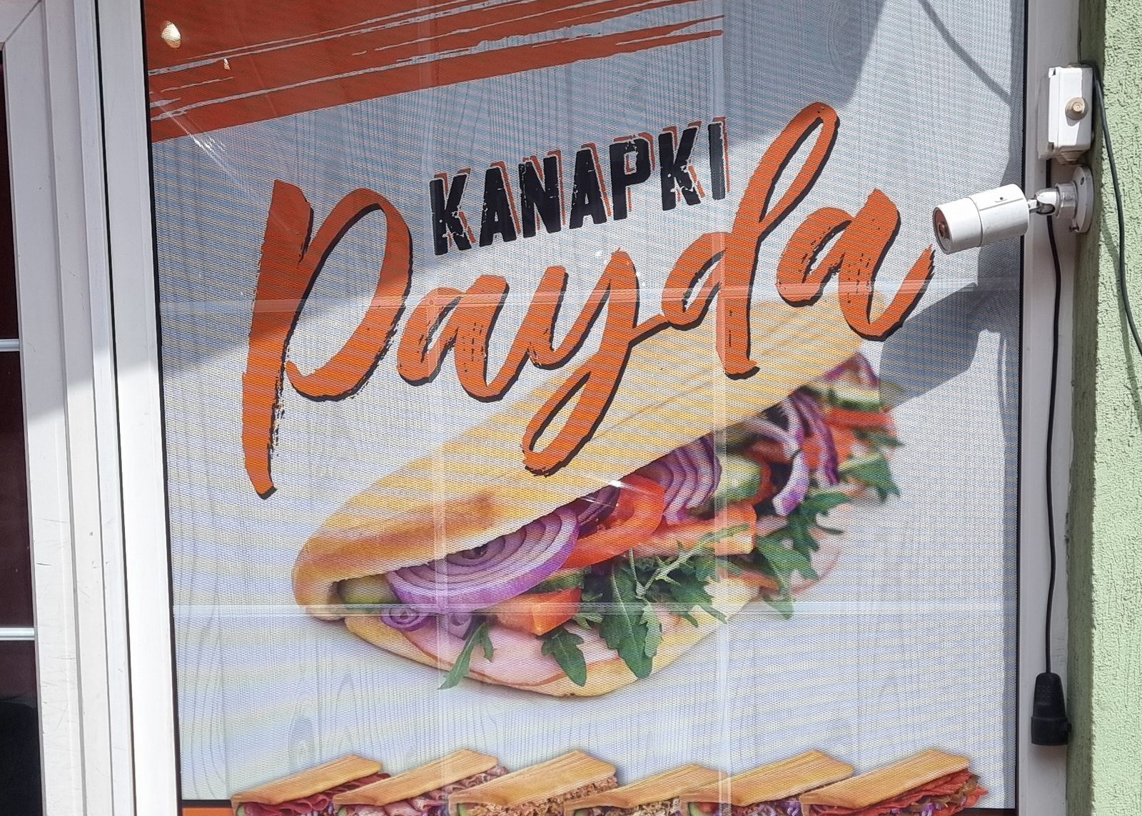 Witryna baru z kolorową grafiką kanapki