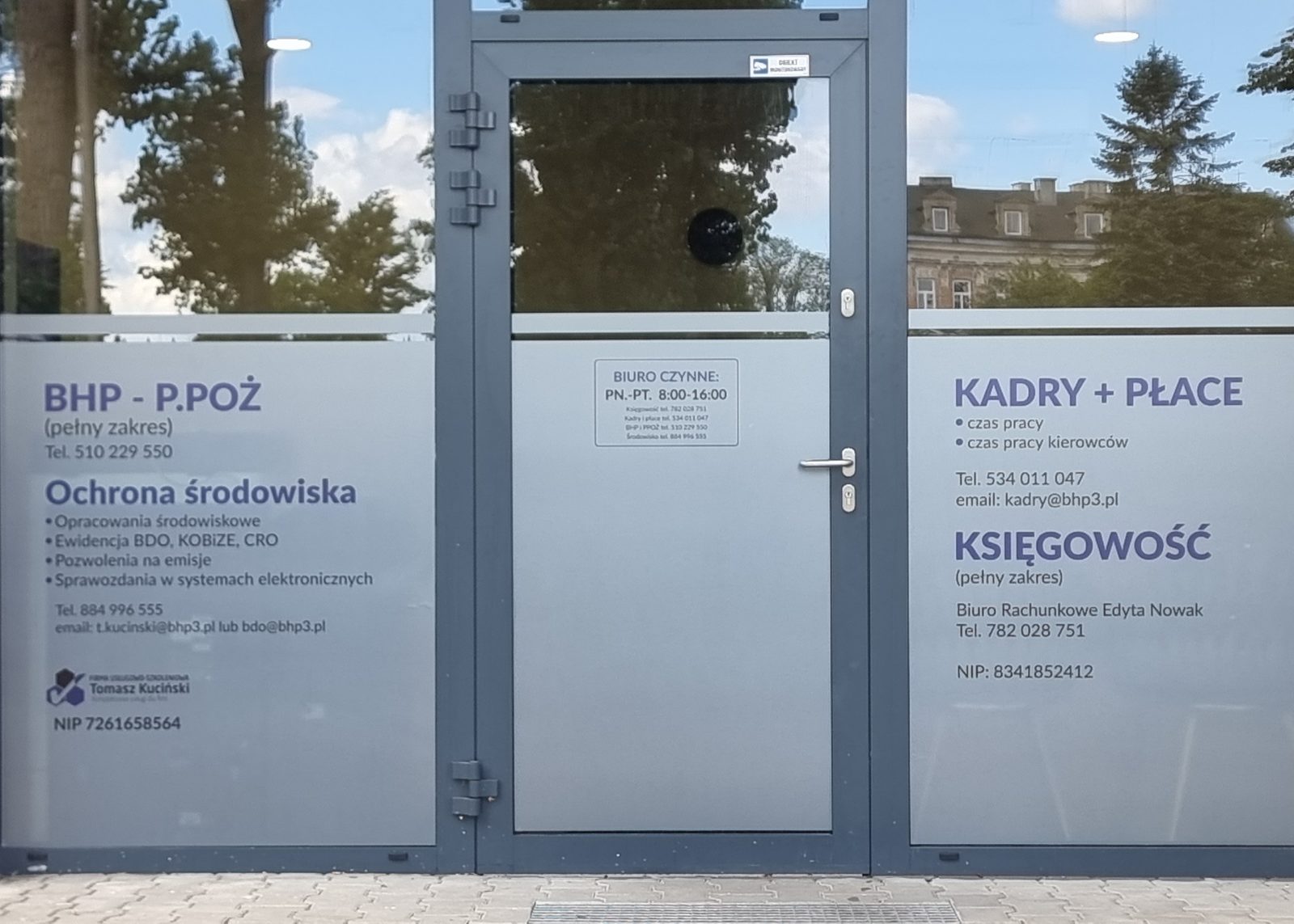 Drzwi i witryna biura oklejone folią mrożoną
