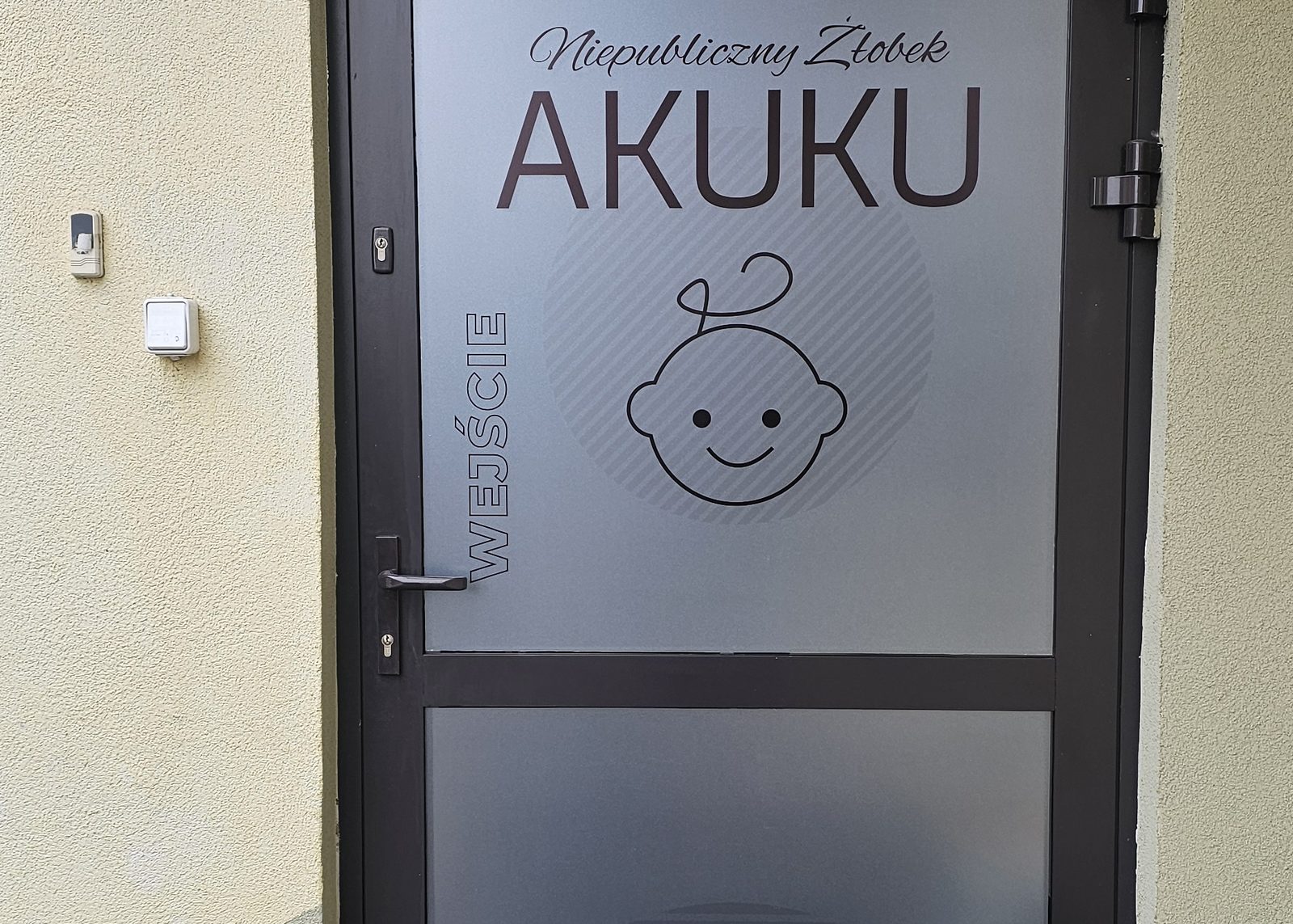 Drzwi żłobka oklejone folią mrożoną z grafiką