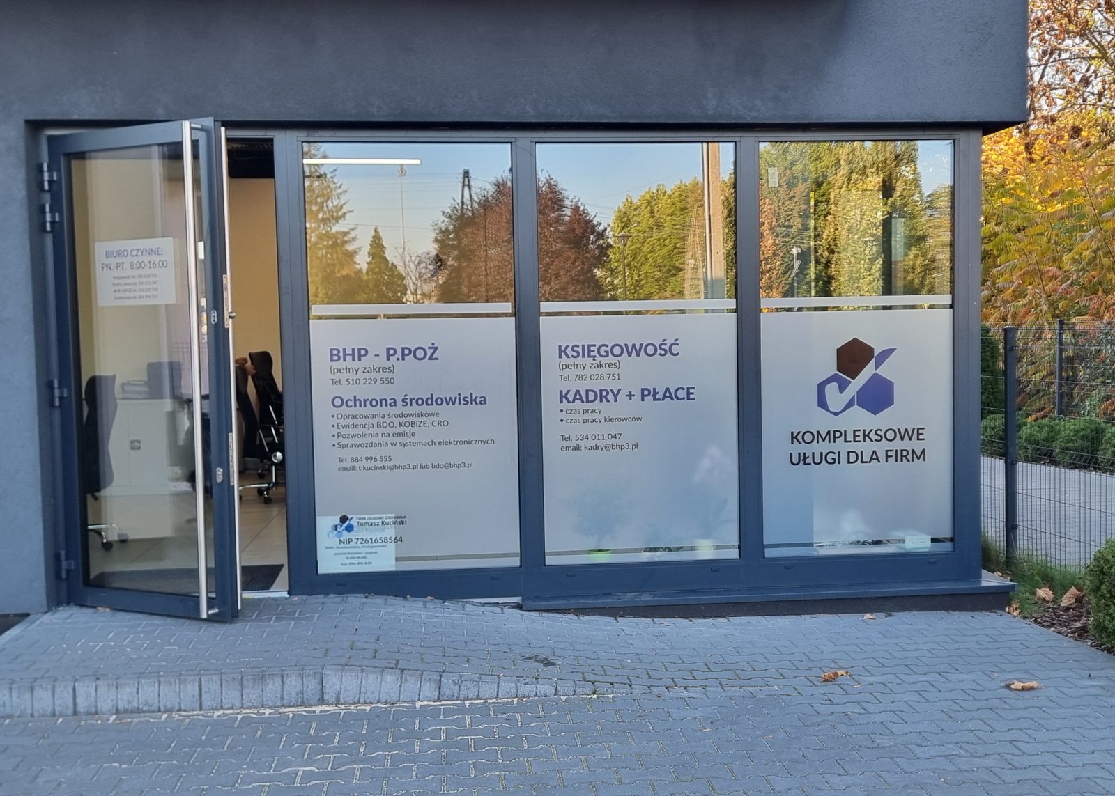 Przeszklenie biura oklejone folią z opisem usług