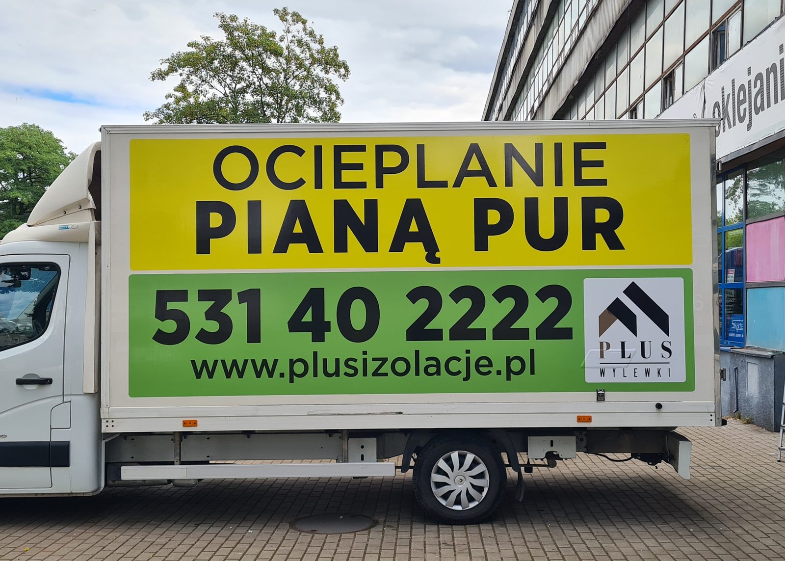 Skrzynia samochodu dostawczego oklejona reklamą firmy
