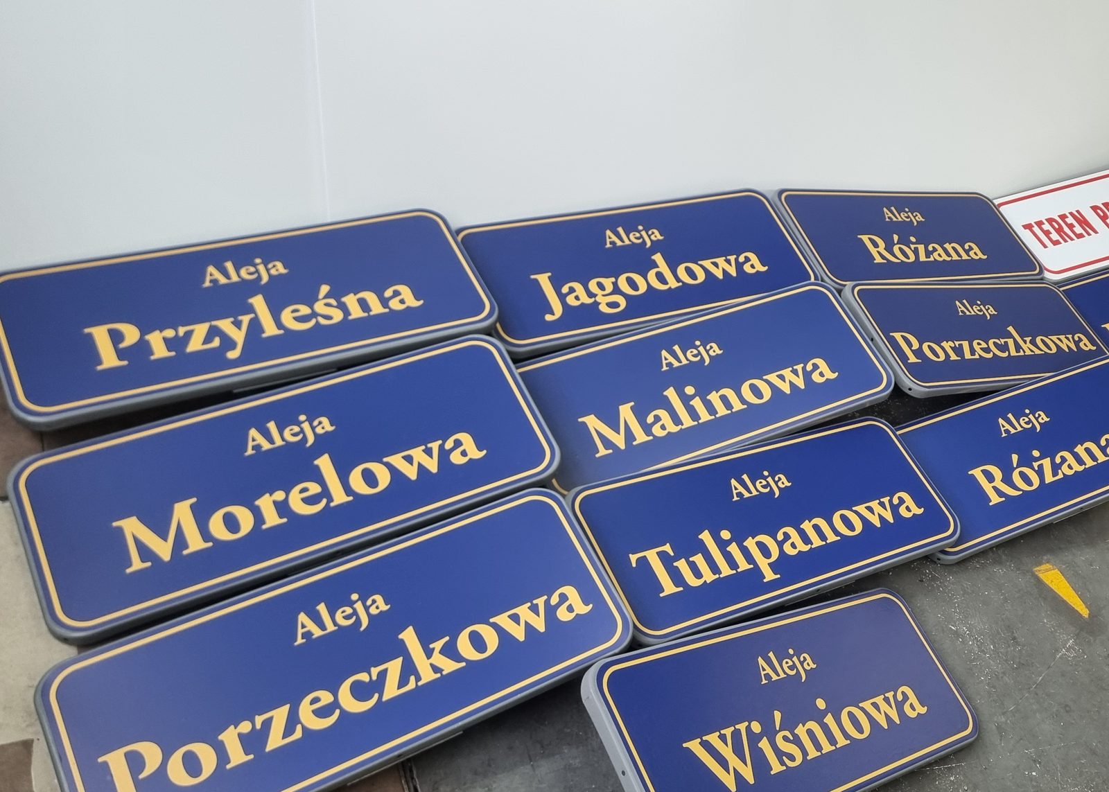 Komplet granatowych tablic z nazwami ulic
